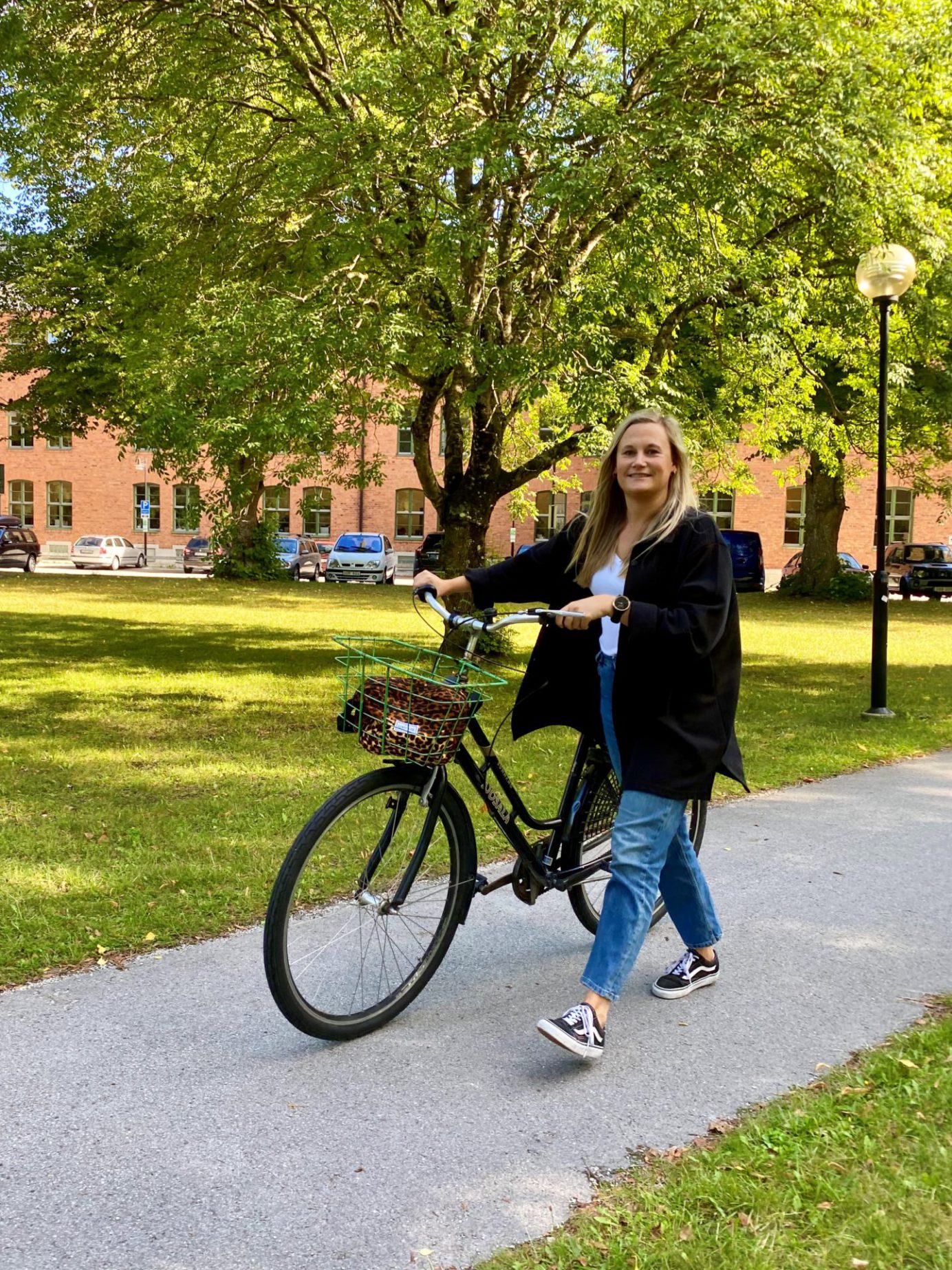 Region Gotland: Mobility Manager Emelie Waktel vid cykel